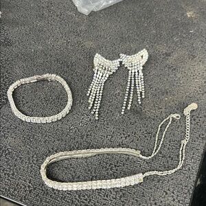Elegant Silver Jewelry Set with Crystal Accents